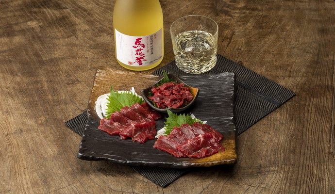 常楽酒造 本格米焼酎 馬花誉(うまかよ)/馬刺し(上赤身・ユッケ)